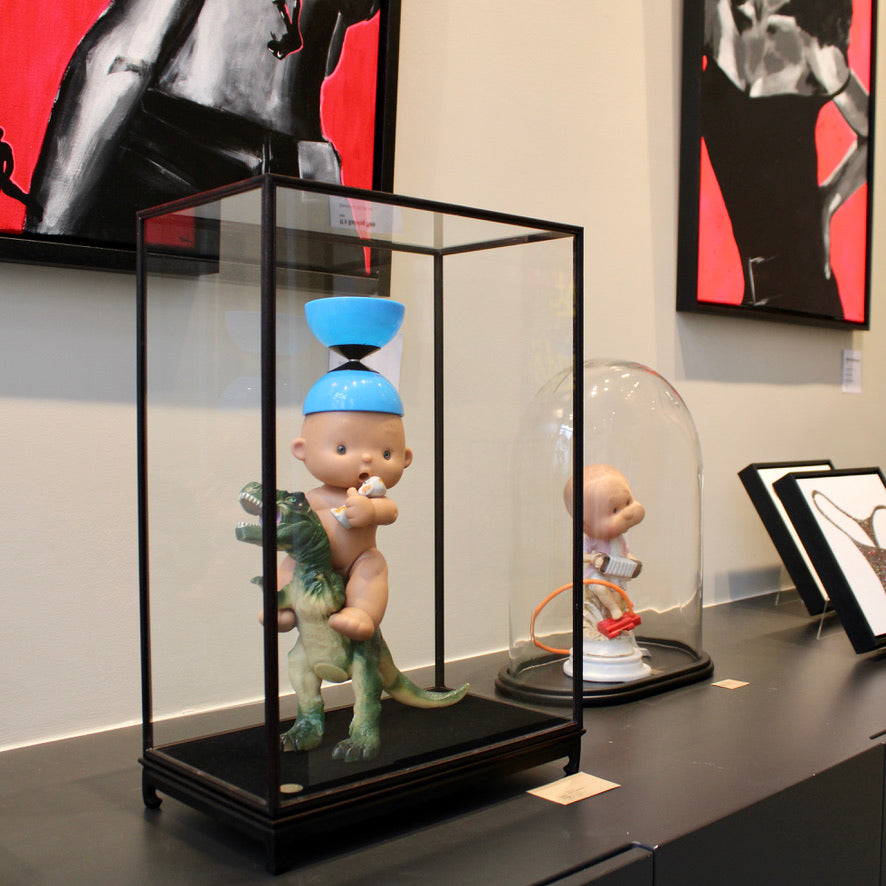 Werk 24. Baby met dino in vitrine 20X36X51,5cm