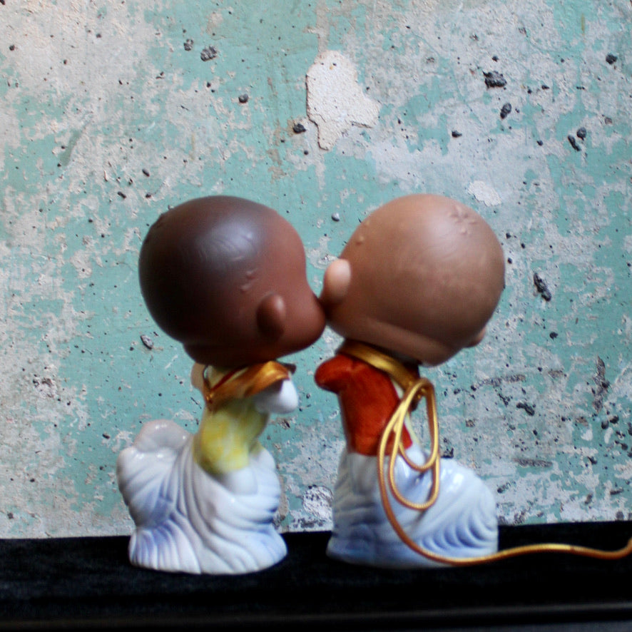 Werk 23. Zeemeerminnen in vitrine 40x13x26cm