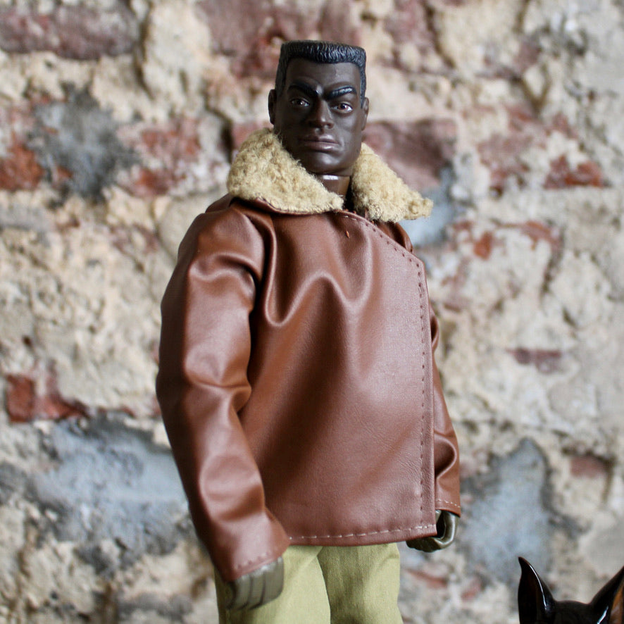 Werk 53. LOYAL in vitrine 21,5X21,5X42,5cm