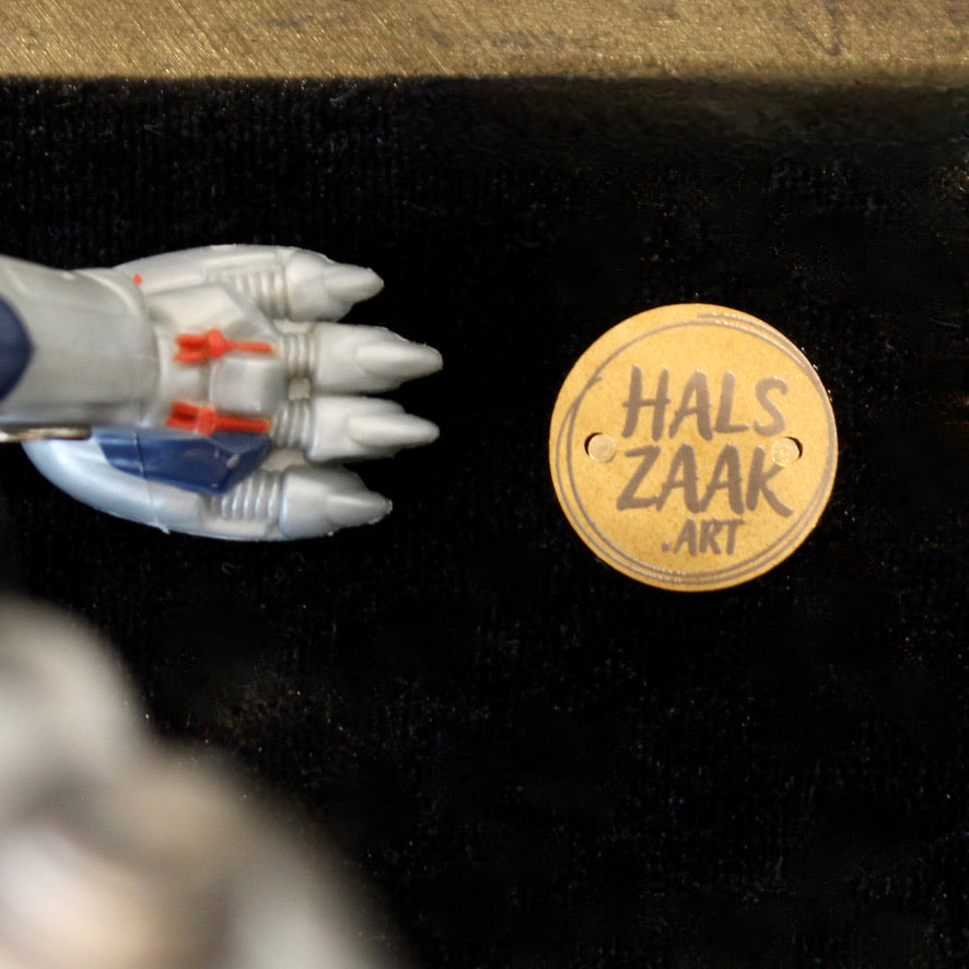 werk 63. Gruwel in vitrine 41X13X23cm