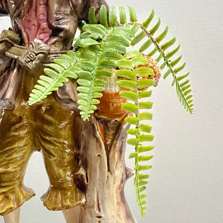 Werk 19. Charles in vitrinekast 24X24X51,5