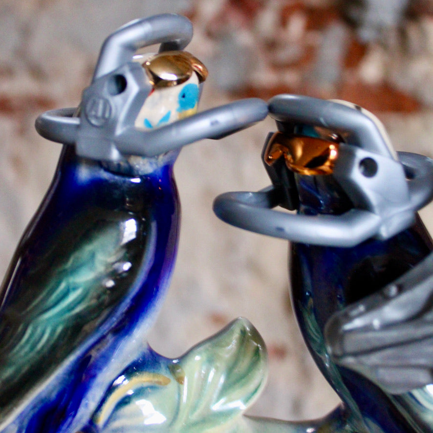 Werk 06. Space parrots in vitrinekastje 53X18X31,5cm