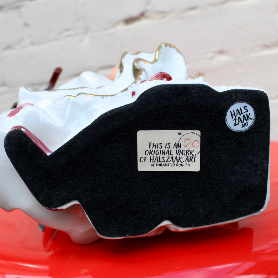 Werk 20. Fiona in vitrine 24,5X24,5X49cm