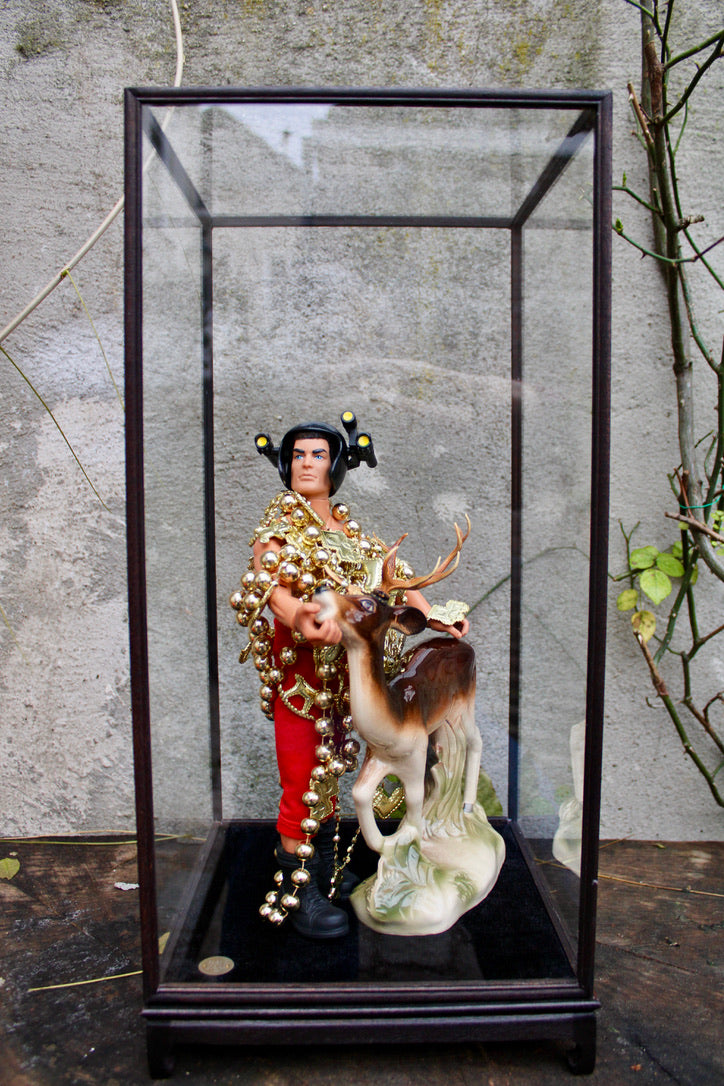 Werk 18. Santa in vitrinekast 24X24X51cm