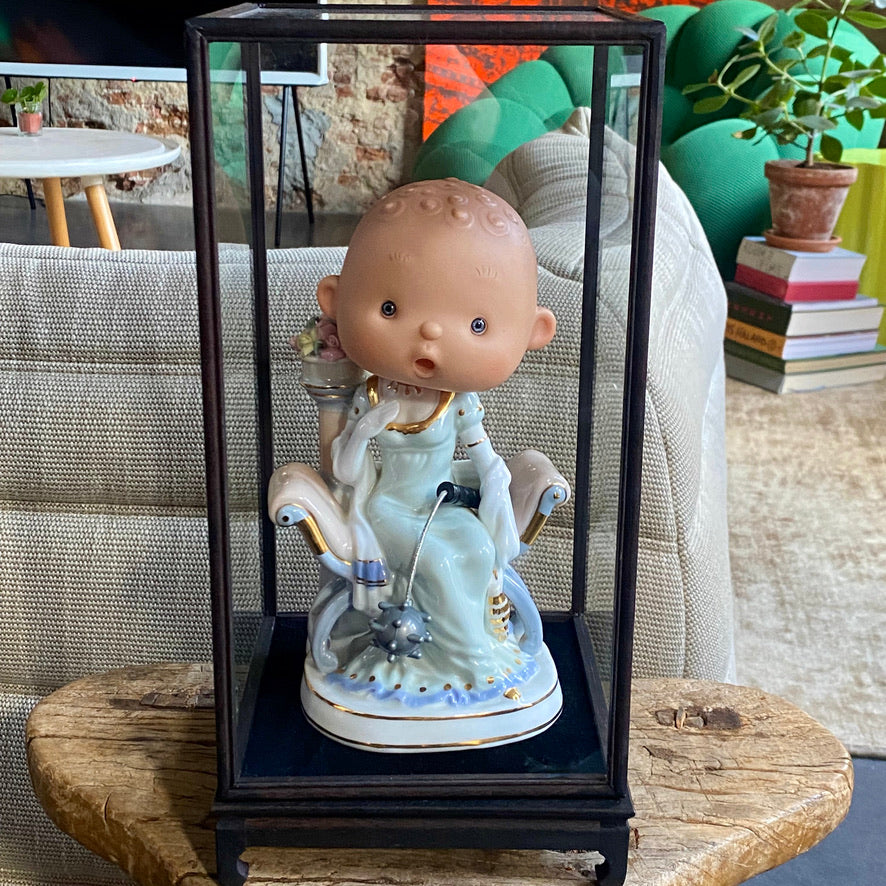 Werk 21. Goedendag in een vitrinekastje 15.5X15,5X37,5