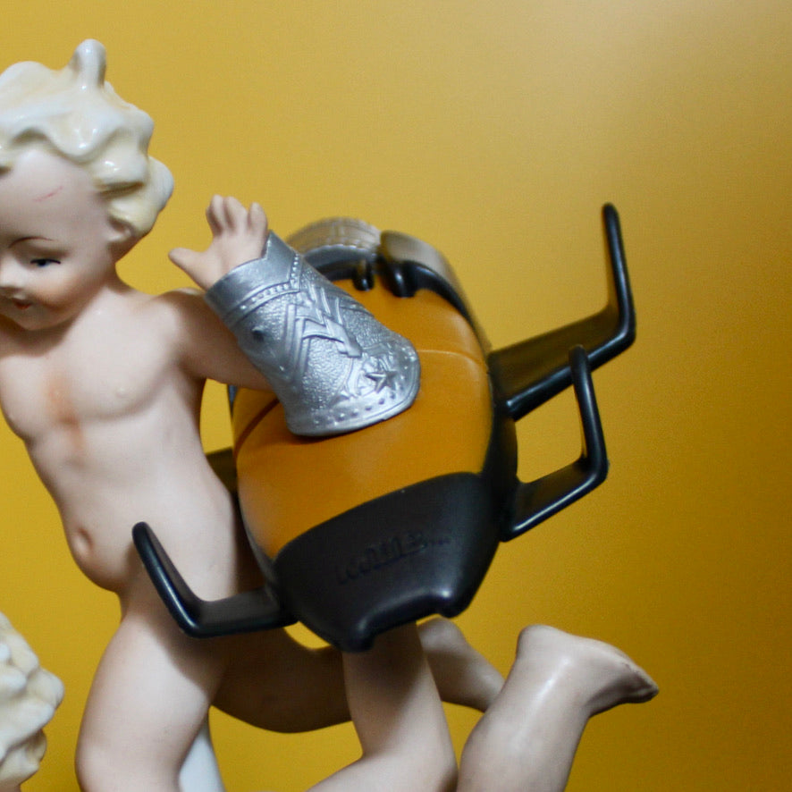 Werk 52. Putti in ovale stolp 26X15X34cm