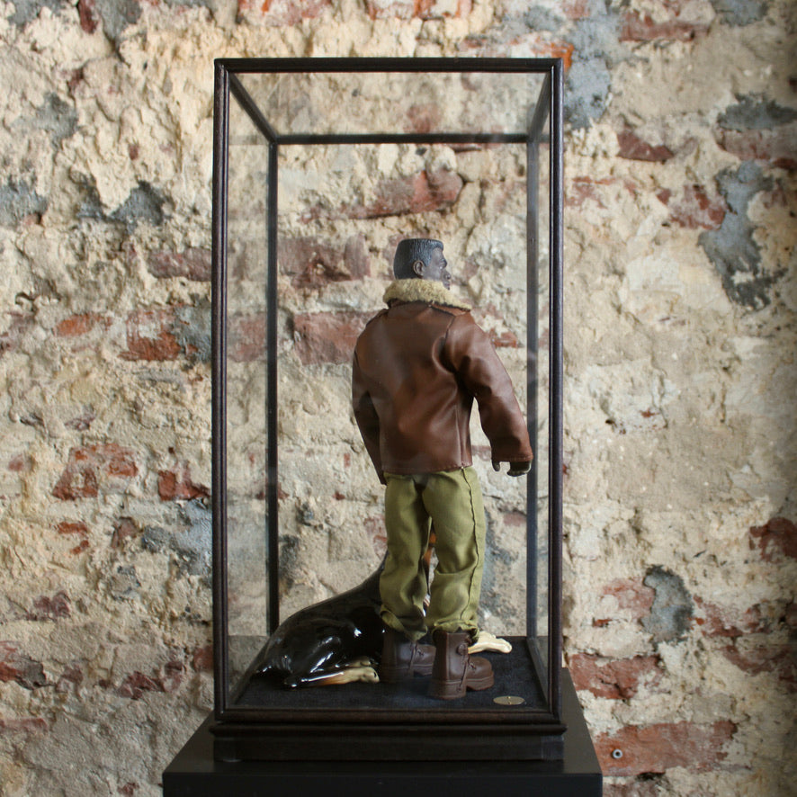 Werk 53. LOYAL in vitrine 21,5X21,5X42,5cm