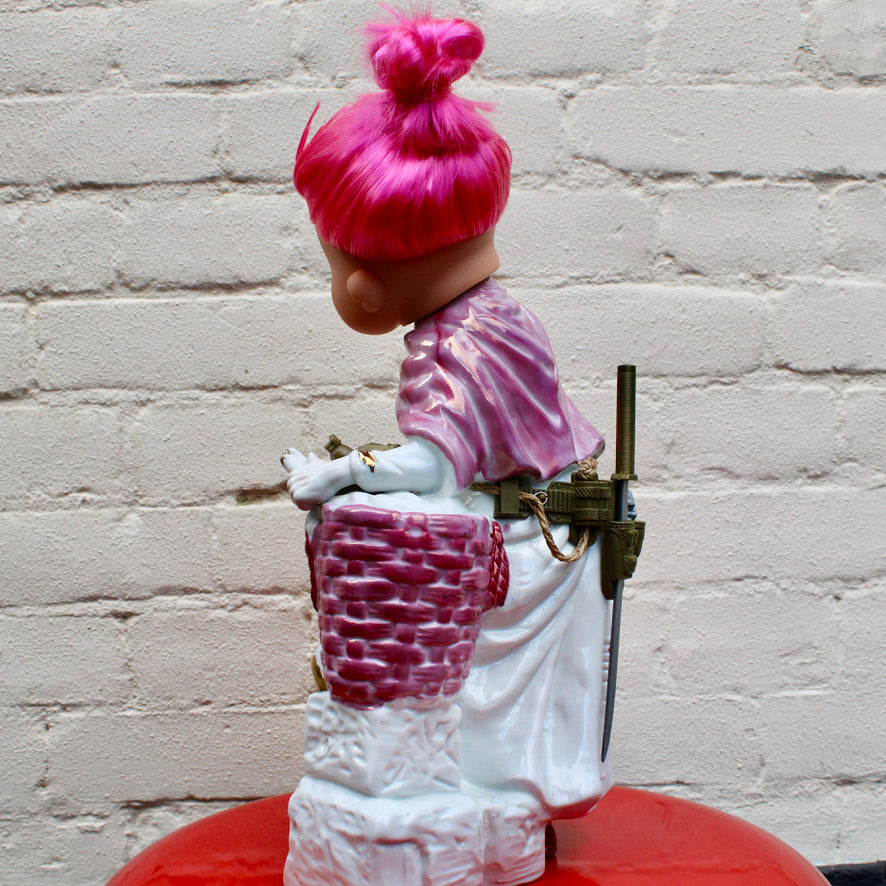 Werk 20. Fiona in vitrine 24,5X24,5X49cm