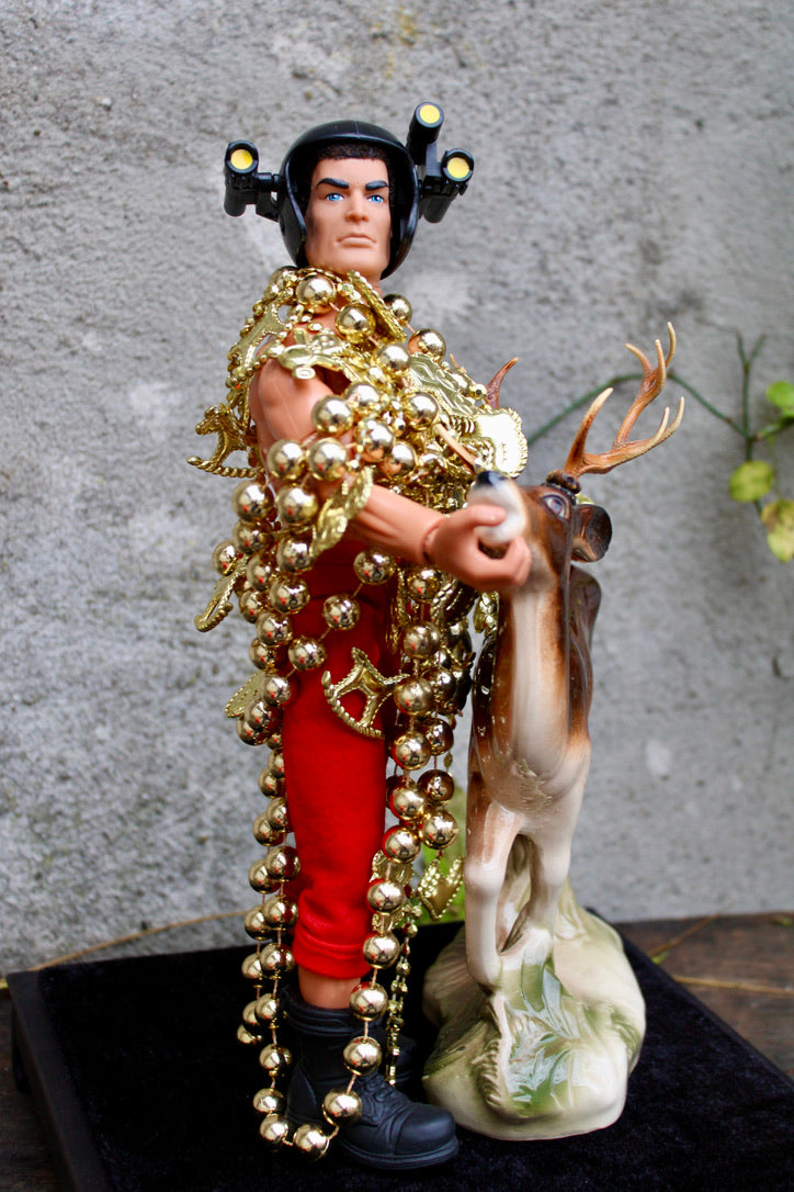 Werk 18. Santa in vitrinekast 24X24X51cm