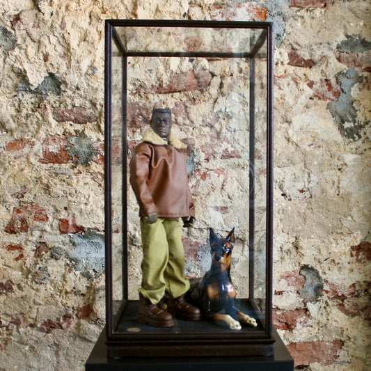 Werk 53. LOYAL in vitrine 21,5X21,5X42,5cm