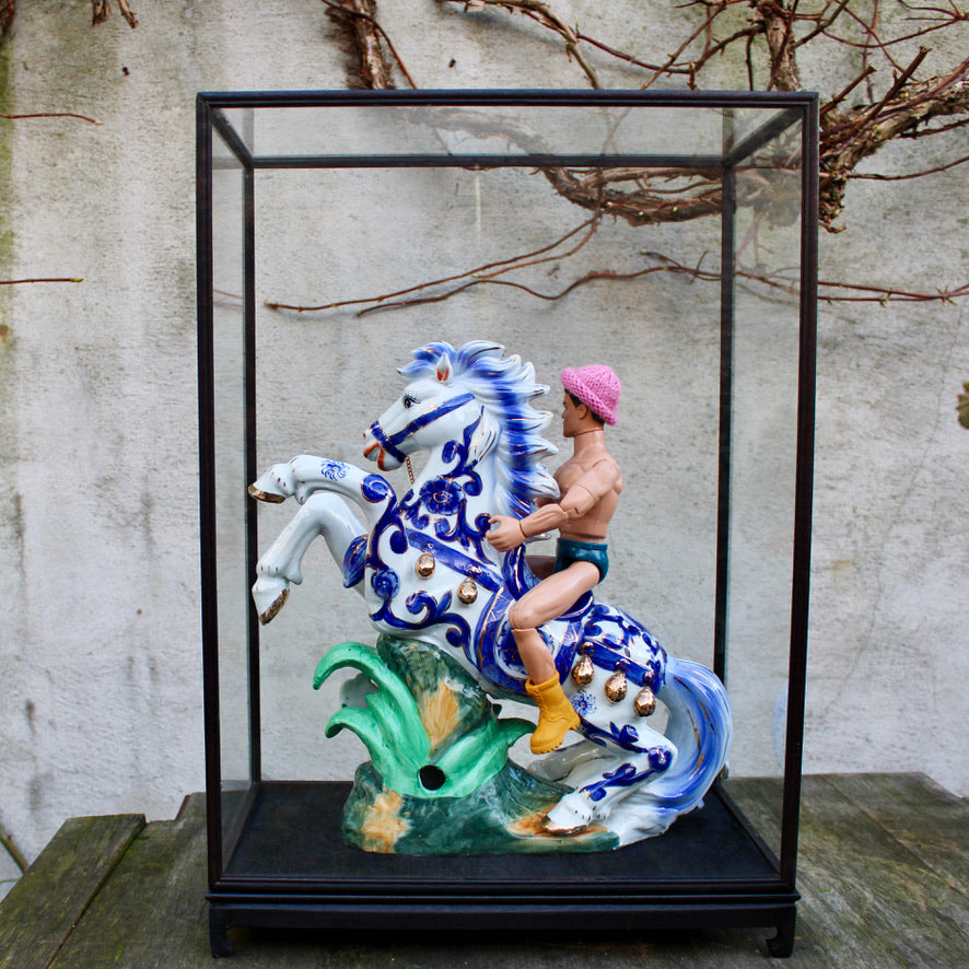Werk 01. KEVIN met paard in vitrinekast 40,5X23X58cm