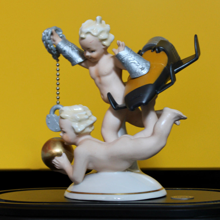 Werk 52. Putti in ovale stolp 26X15X34cm