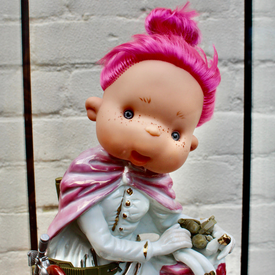 Werk 20. Fiona in vitrine 24,5X24,5X49cm