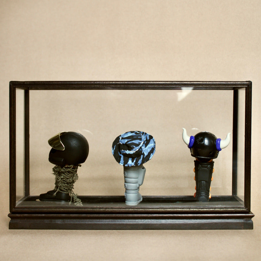 Werk 33. Driekoppig in vitrine 34X11X21cm
