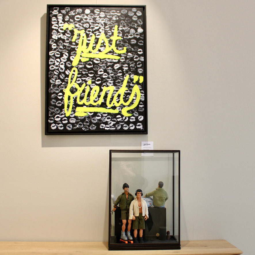 werk 60. BOYS in vitrine 40,5X23,5X56cm