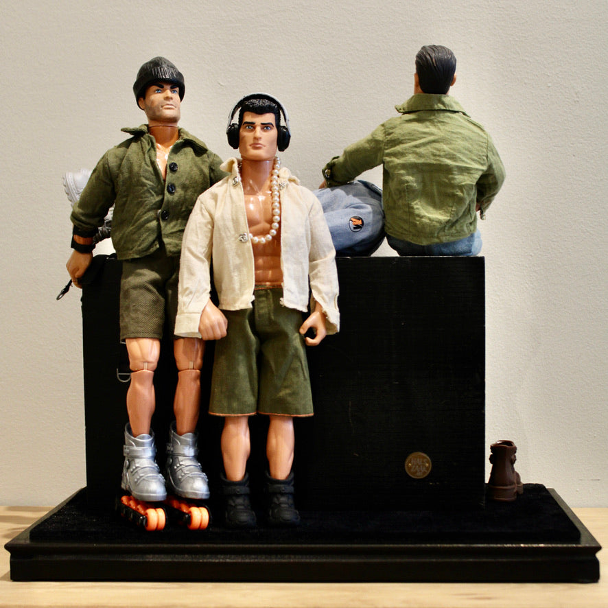 werk 60. BOYS in vitrine 40,5X23,5X56cm
