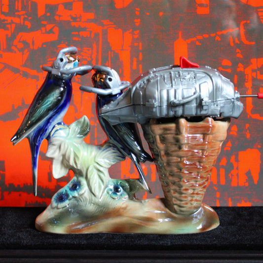 Werk 06. Space parrots in vitrinekastje 53X18X31,5cm