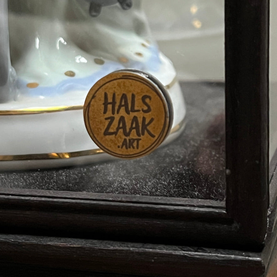 Werk 21. Goedendag in een vitrinekastje 15.5X15,5X37,5