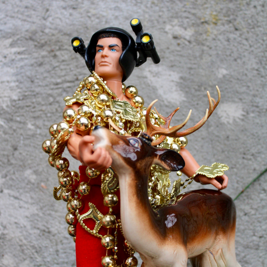 Werk 18. Santa in vitrinekast 24X24X51cm