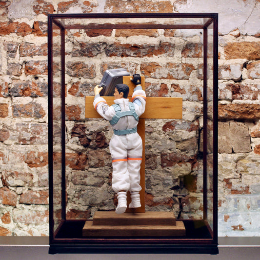 Werk 04. Maanreiziger in vitrine 40,5X23,5X58cm