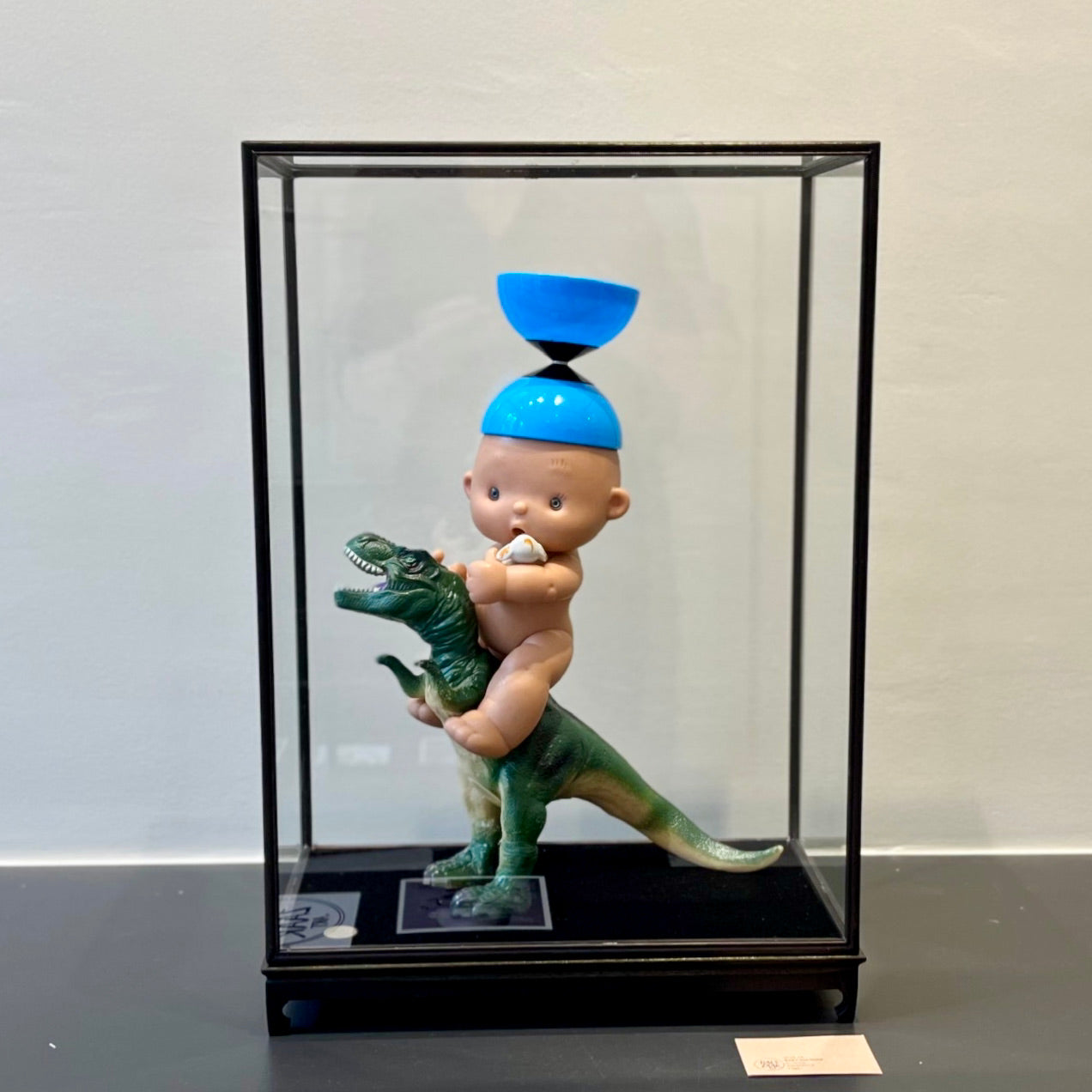 Werk 24. Baby met dino in vitrine 20X36X51,5cm