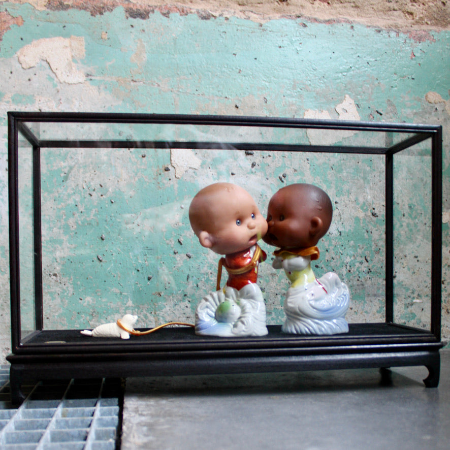 Werk 23. Zeemeerminnen  in vitrine 40x13x26cm