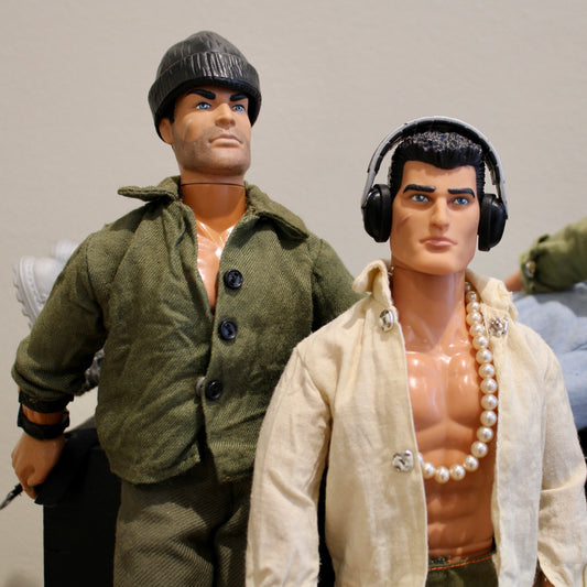 werk 60. BOYS in vitrine 40,5X23,5X56cm