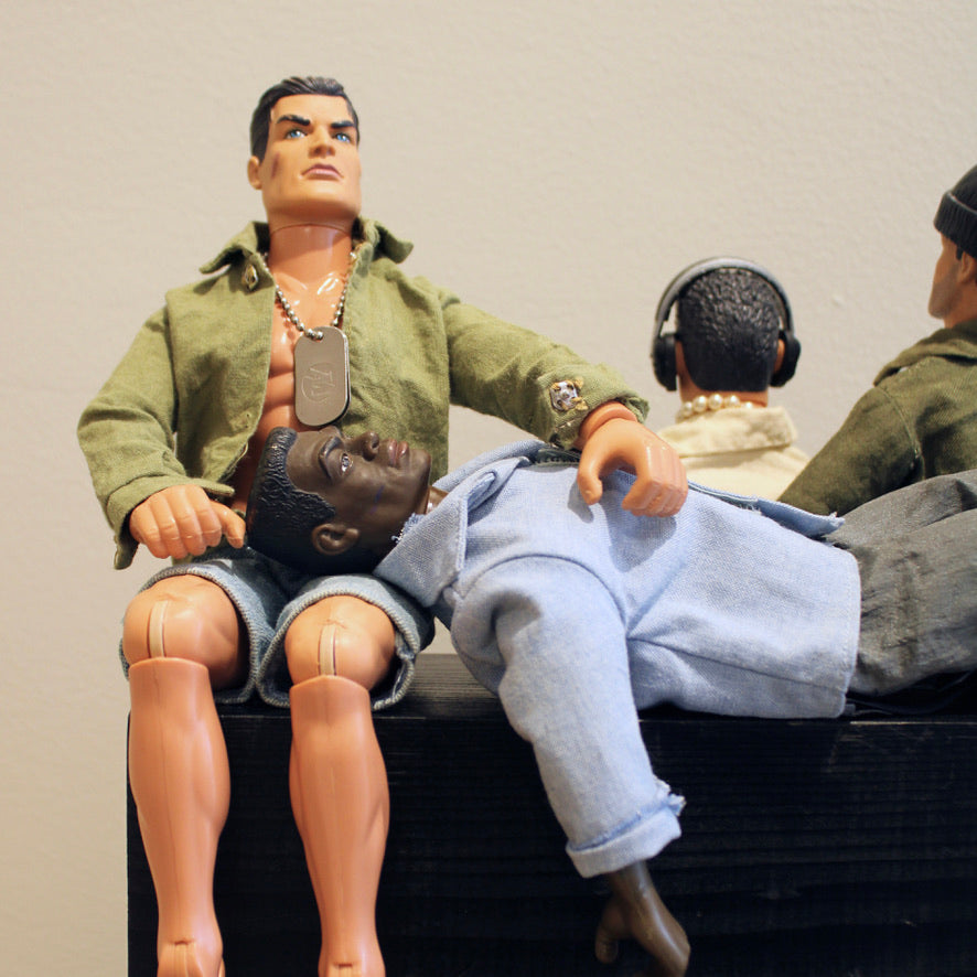 werk 60. BOYS in vitrine 40,5X23,5X56cm