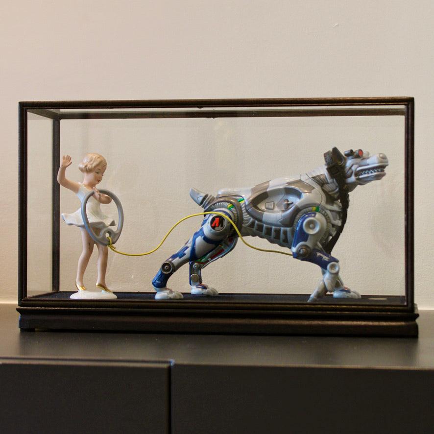 werk 63. Gruwel in vitrine 41X13X23cm