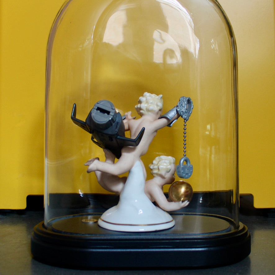 Werk 52. Putti in ovale stolp 26X15X34cm