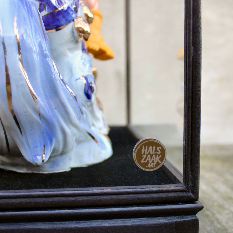 Werk 01. KEVIN met paard in vitrinekast 40,5X23X58cm