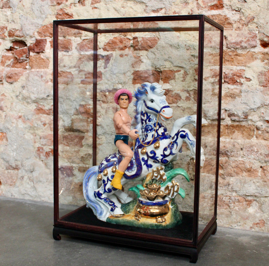 Werk 01. KEVIN met paard in vitrinekast 40,5X23X58cm