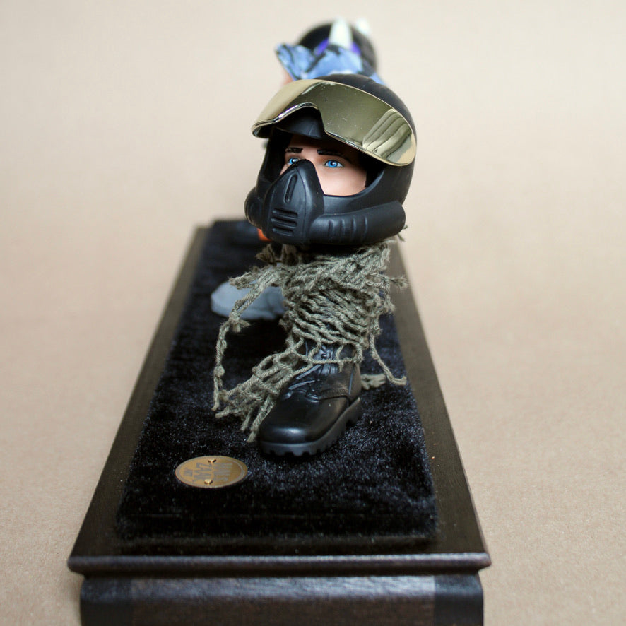 Werk 33. Driekoppig in vitrine 34X11X21cm
