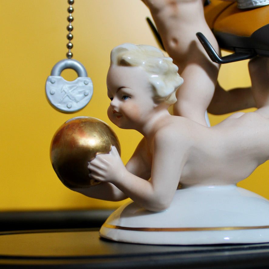 Werk 52. Putti in ovale stolp 26X15X34cm
