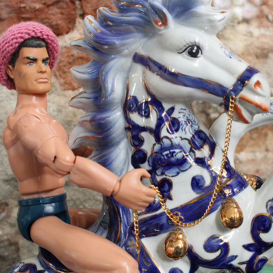 Werk 01. KEVIN met paard in vitrinekast 40,5X23X58cm