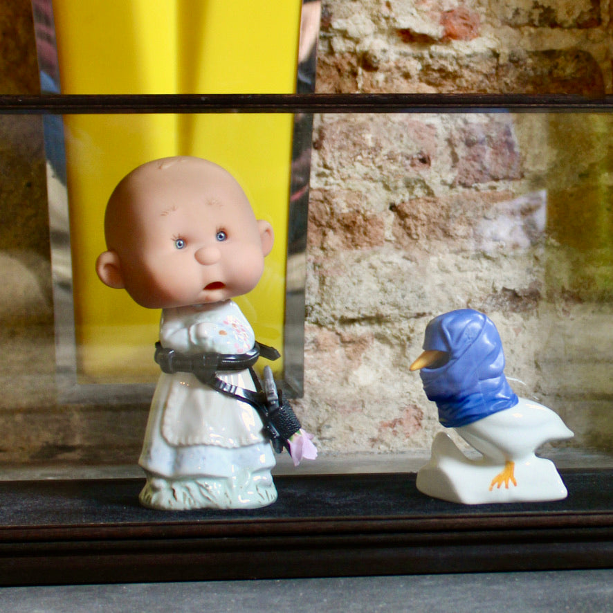 Werk 09. Dappere dodo's in vitrine 47X15,5X26cm