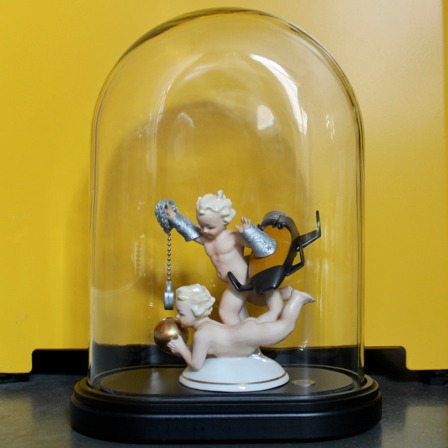 Werk 52. Putti in ovale stolp 26X15X34cm