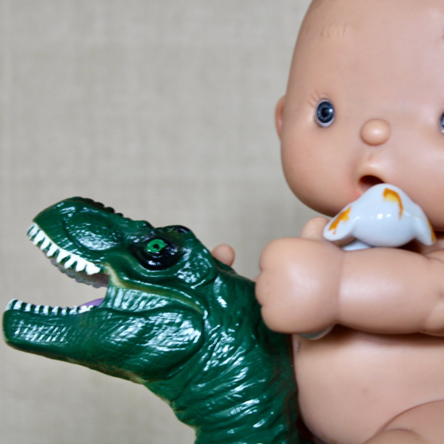 Werk 24. Baby met dino in vitrine 20X36X51,5cm