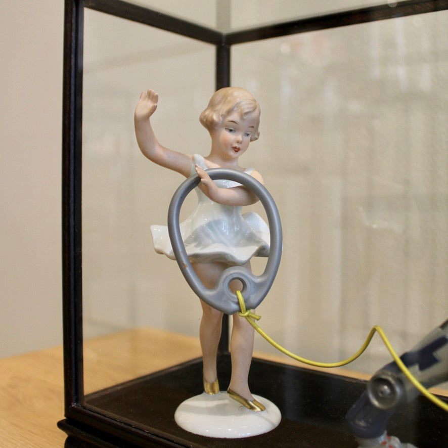 werk 63. Gruwel in vitrine 41X13X23cm
